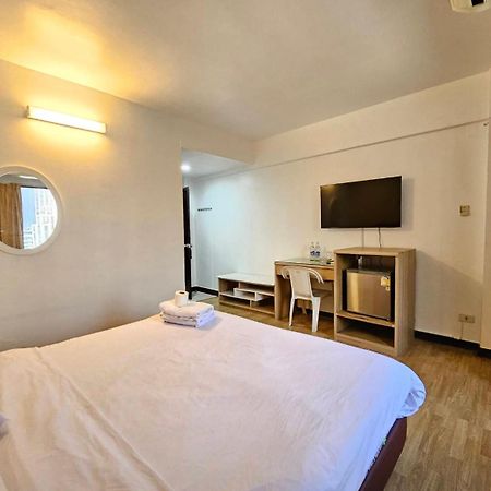 Crown Bts Nana Hotel Bangkok Ngoại thất bức ảnh