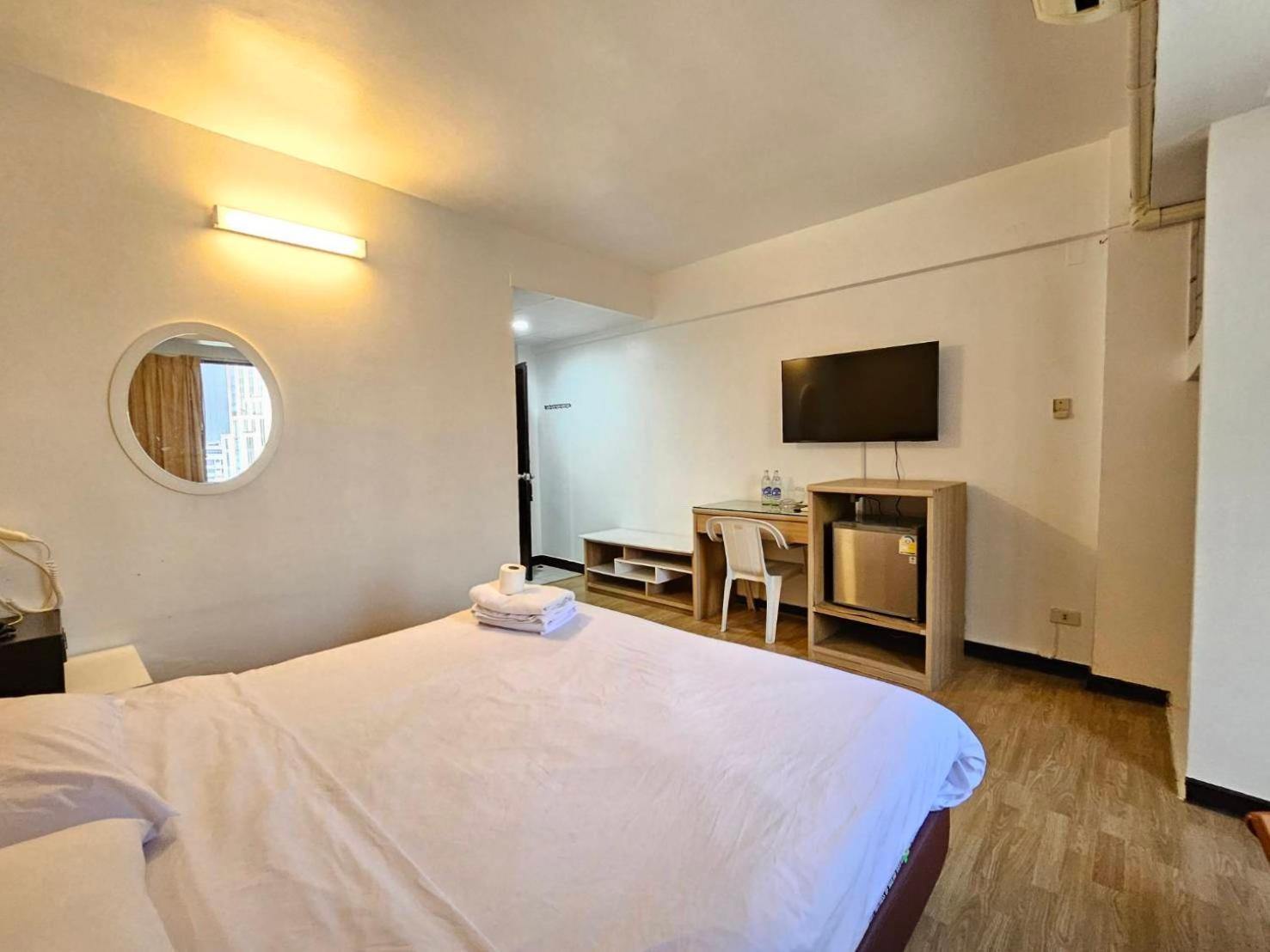 Crown Bts Nana Hotel Bangkok Ngoại thất bức ảnh