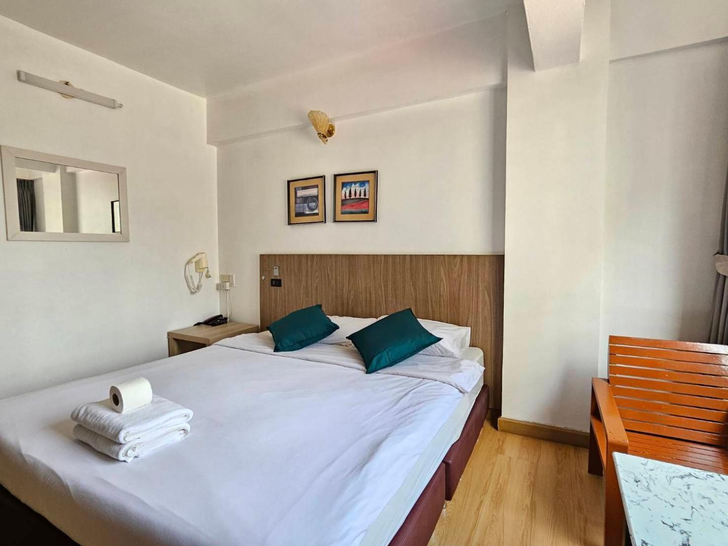 Crown Bts Nana Hotel Bangkok Ngoại thất bức ảnh
