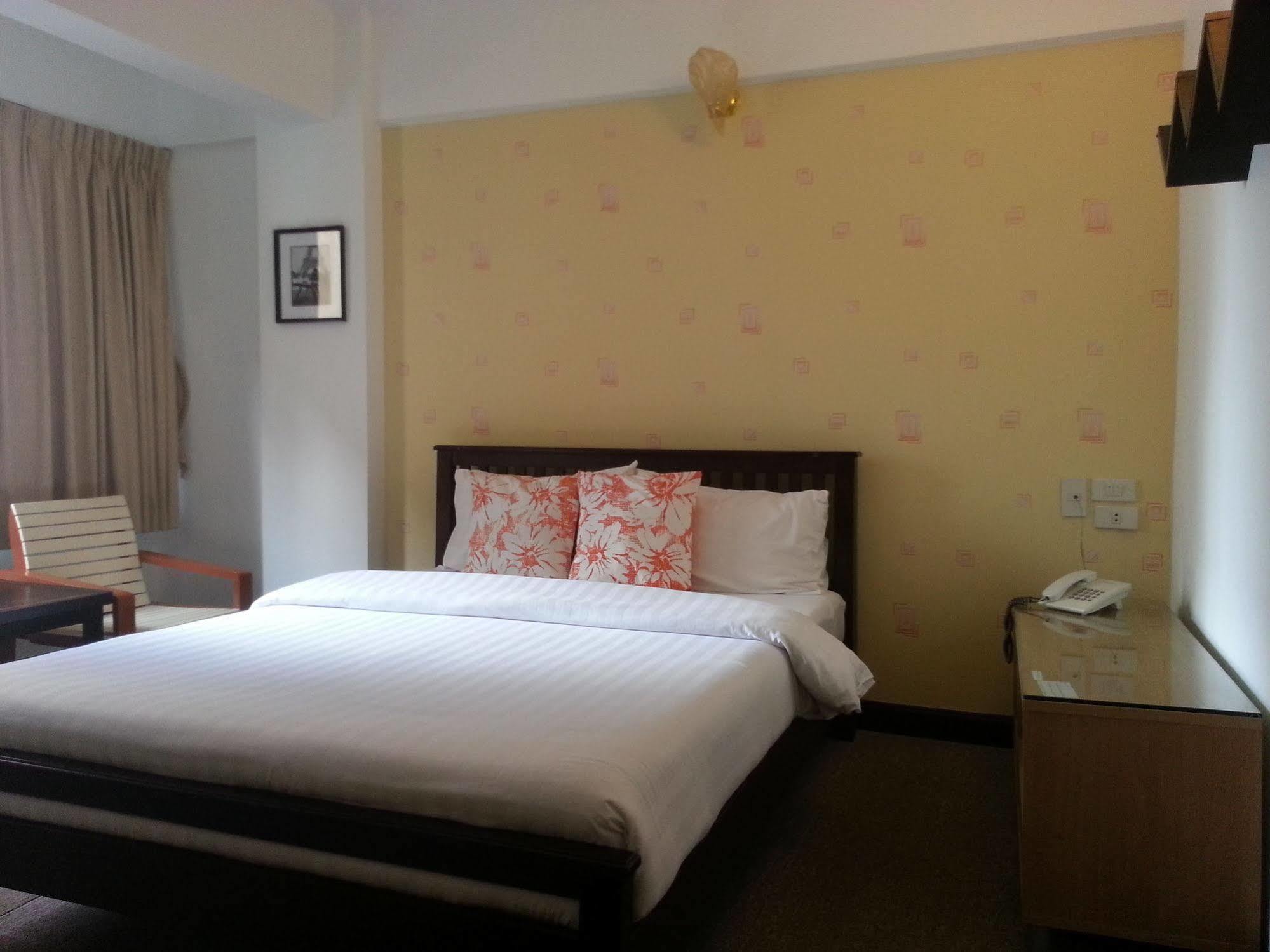 Crown Bts Nana Hotel Bangkok Ngoại thất bức ảnh