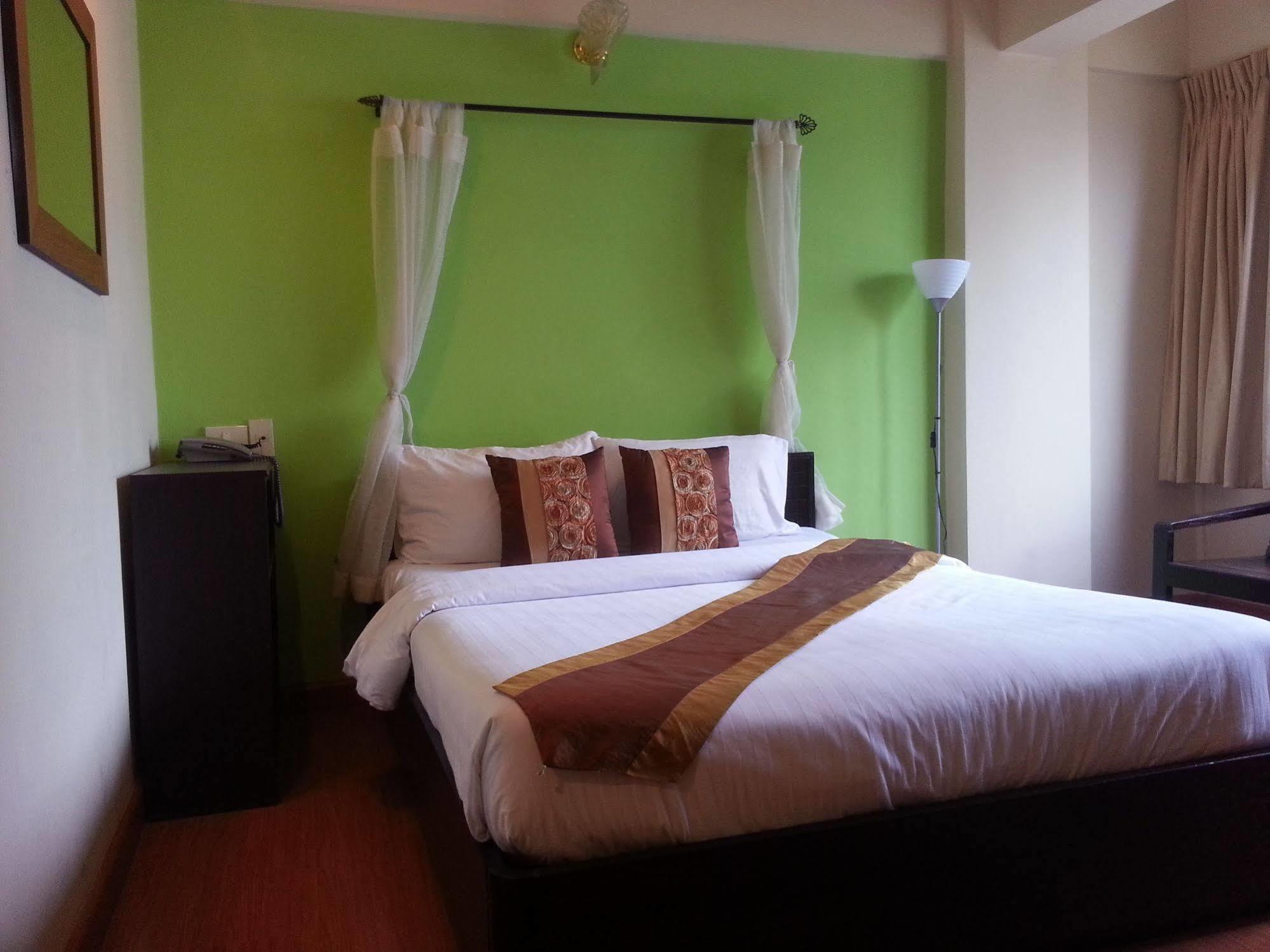 Crown Bts Nana Hotel Bangkok Ngoại thất bức ảnh