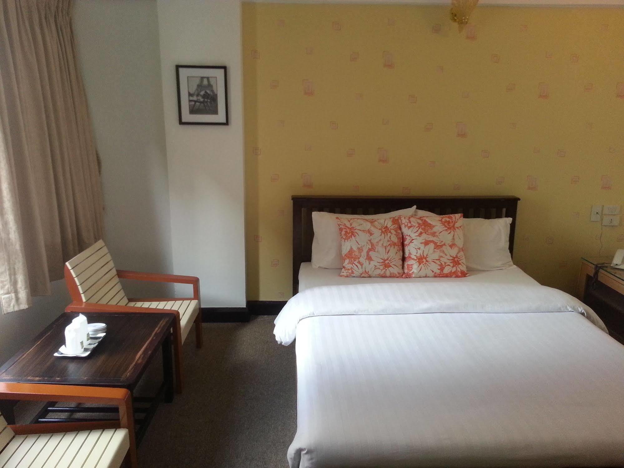 Crown Bts Nana Hotel Bangkok Ngoại thất bức ảnh